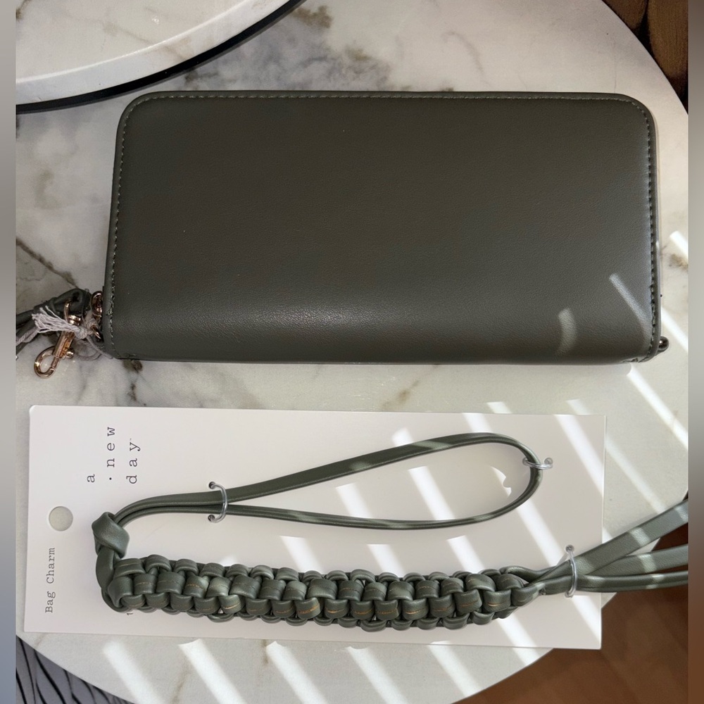 Brand New Olive Wallet 💳 with multiple compartments + Bag charm/Wallet